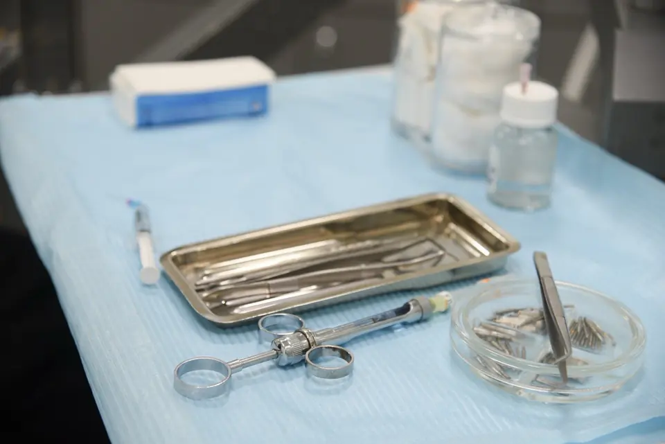 Sterilni stomatološki instrumenti na tacni
